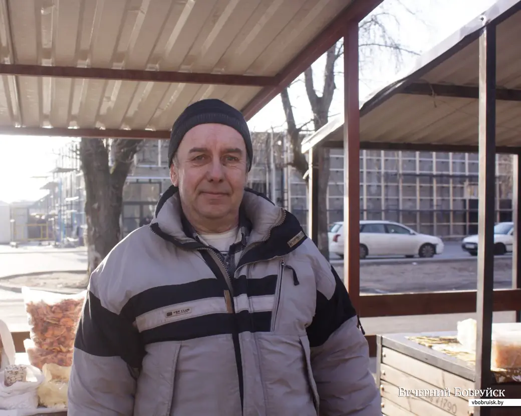 28.02.2020. Минирынок в бобруйском Авиагородке. Леонид Батюшко на фоне будущего супермаркета