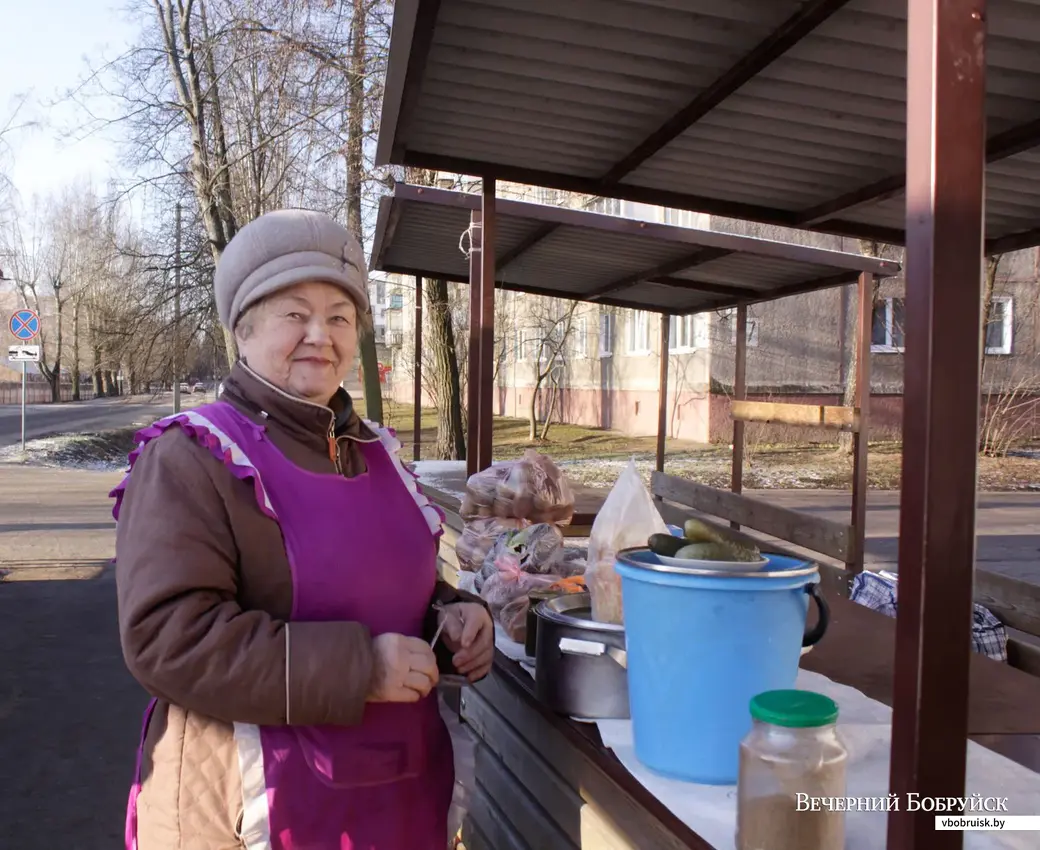 28.02.2020. Минирынок в бобруйском Авиагородке. Местная жительница Раиса продаёт свои соленья