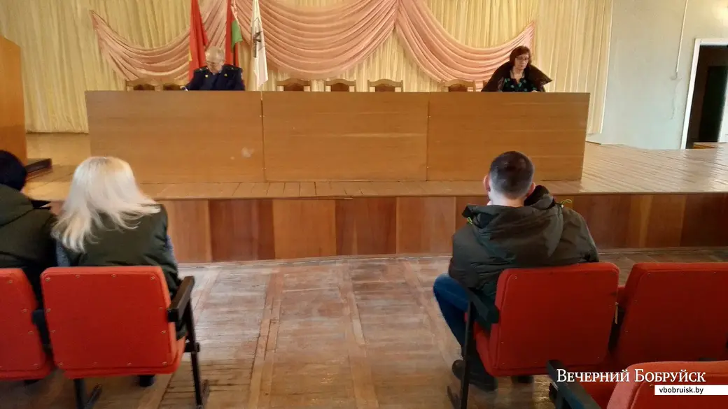 05.03.2020, в актовом зале Бобруйского мясокомбината. Обвиняемый – справа.