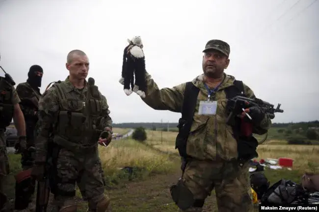 Пророссийские боевики на месте падения останков сбитого самолета 17.07.2014
