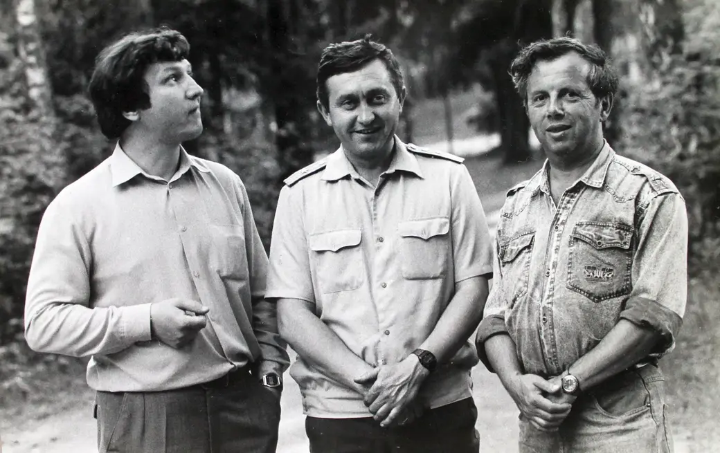 Бобруйский район, начало 1990-х. Cправа на снимке Владимир Николаевич Чайко, тот самый «настоящий меченосец», стоявший на страже чистоты партийных рядов. Слева на фото
