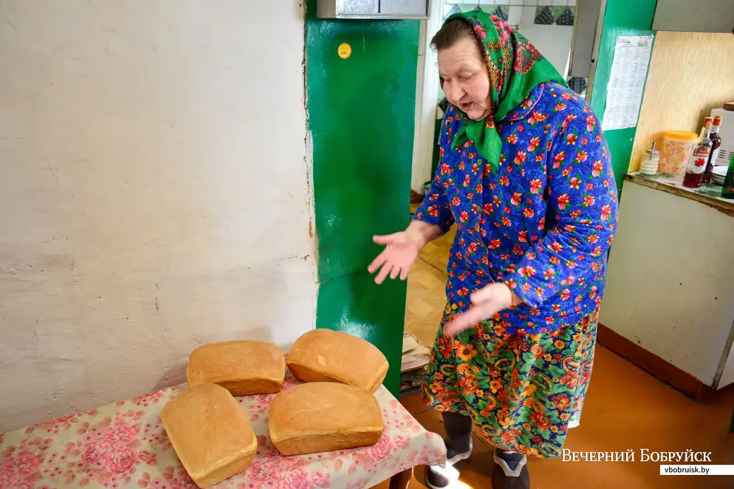 12.03.2020. Галина (Алла) Сергеевна Ткач (72) из деревни Мачулки Бобруйского района печет хлеб в печи по традиционному рецепту
