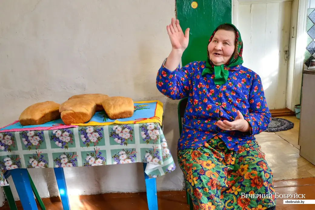 12.03.2020. Галина (Алла) Сергеевна Ткач (72) из деревни Мачулки Бобруйского района печет хлеб в печи по традиционному рецепту