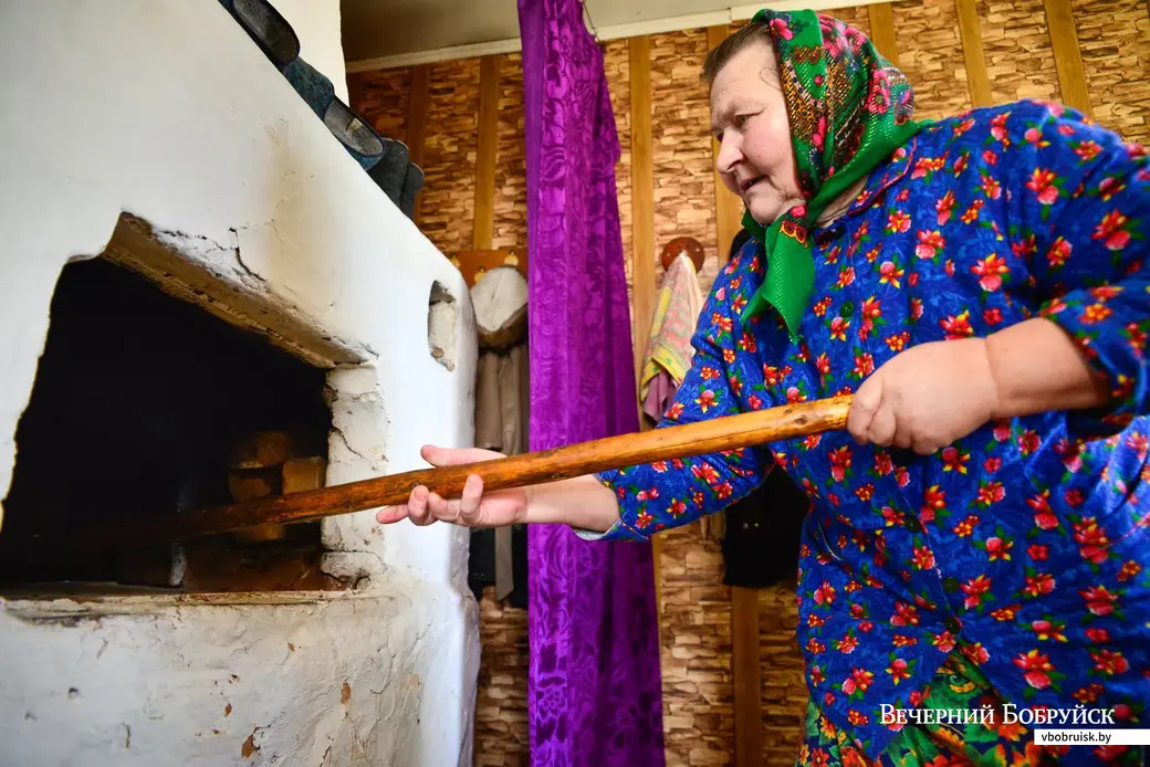 12.03.2020. Галина (Алла) Сергеевна Ткач (72) из деревни Мачулки Бобруйского района печет хлеб в печи по традиционному рецепту