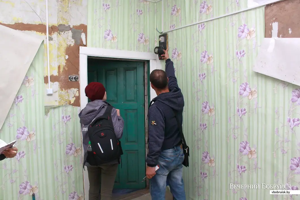 Важно знать, что сотрудники «Могилевэнерго» не занимаются электромонтажными работами – они работают с приборами учета. Фото из архива «ВБ» носит исключительно