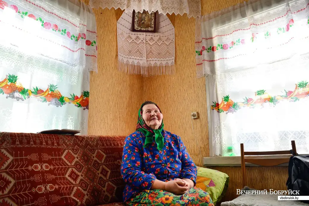 12.03.2020. Галина (Алла) Сергеевна Ткач (72) из деревни Мачулки Бобруйского района печет хлеб в печи по традиционному рецепту