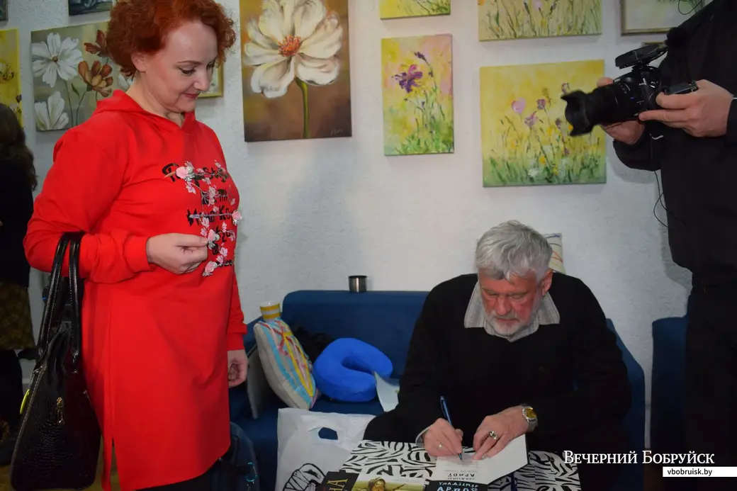 14.03.2020, Бабруйск. Нацыянальны фэст інтэлектуальнай кнігі «Прадмова». Уладзімір Арлоў падпісвае бабруйчанам свае кнігі.