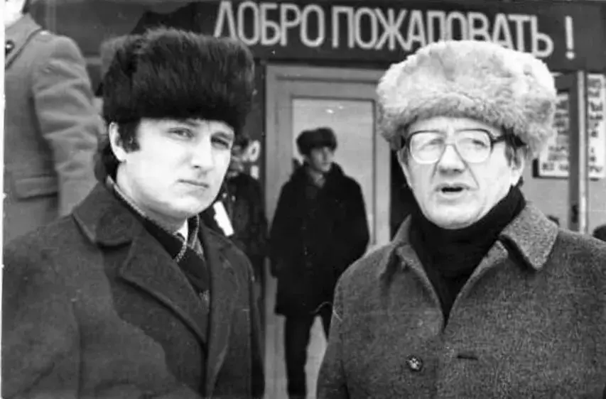 Алесь Адамович в колхозе имени Некрасова, 1987 год. Слева – автор этих строк. Фото из архива автора