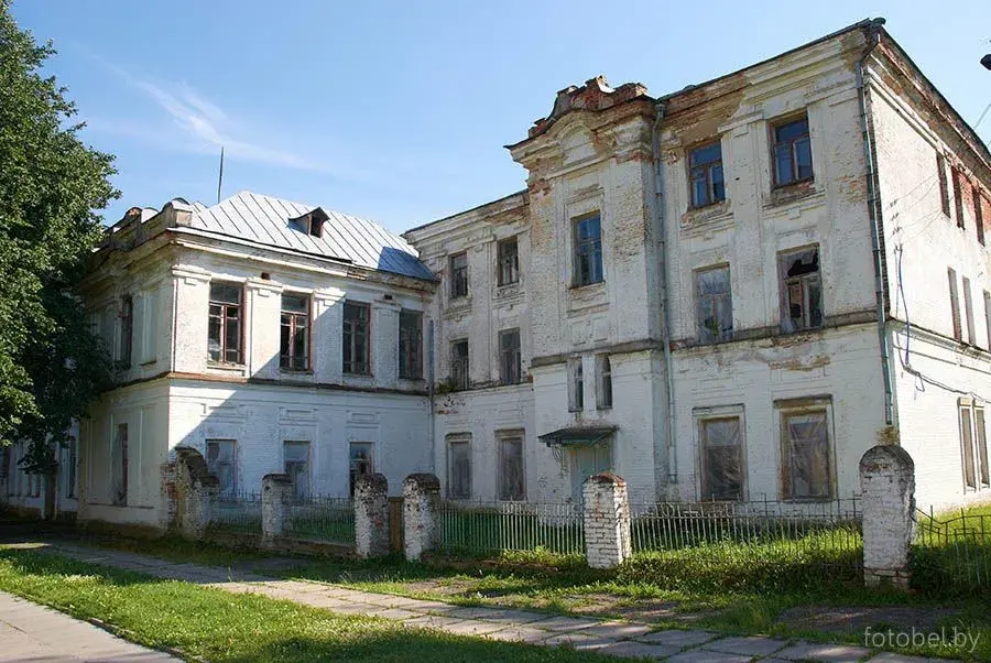 Здание бывшей мужской гимназии, фото: fotobel.com