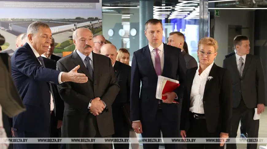 Президент Беларуси Александр Лукашенко при посещении инновационного предприятия