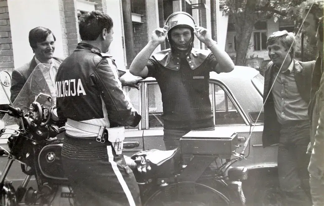 Бобруйские туристы знакомятся с югославской милицией. Фото 1980-х годов.