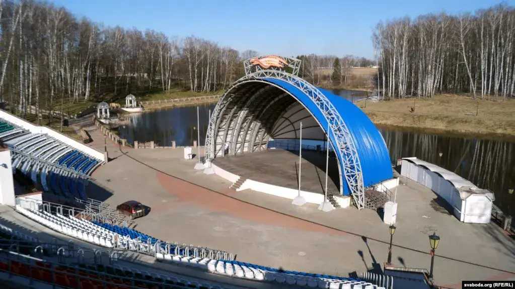 Горки. Напоминание о Дожинки-2012. Со сцены этого амфитеатра выступал Лукашенко.