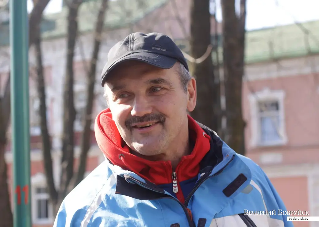 Сергей без маски...