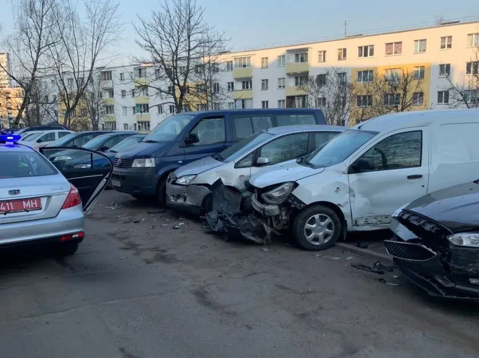 28.03.2020. Пьяная минчанка на Mazda разбила пять автомобилей. Фото: ГАИ