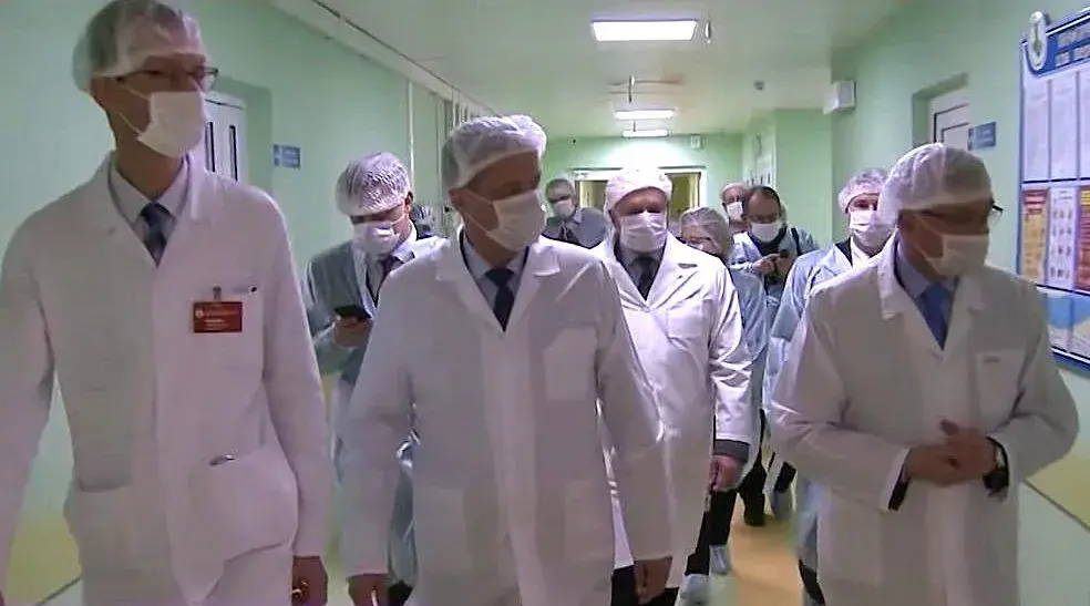Председатель Могилевского облисполкома во время посещения областной детской больницы.