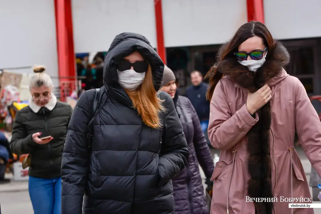 01.04.2020. Люди надевают защитные маски на улицах города