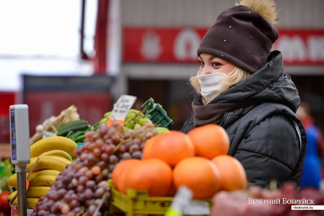 01.04.2020. На рынке многие продавцы надели маски.