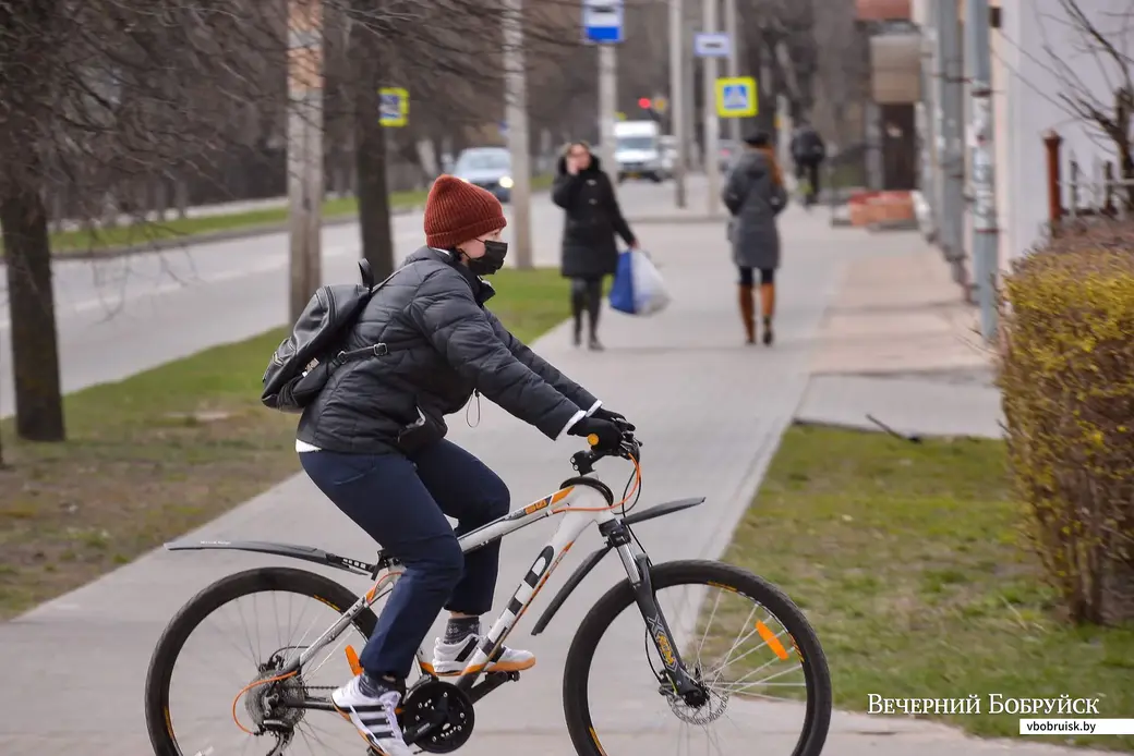 01.04.2020. Люди надевают защитные маски на улицах города