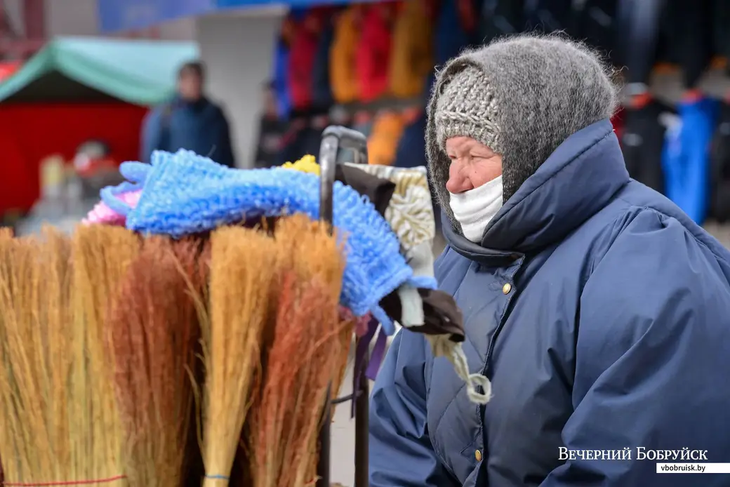 01.04.2020. На рынке многие продавцы надели маски.