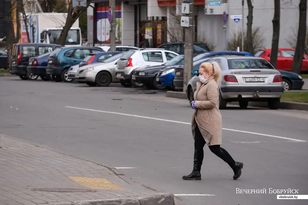 01.04.2020. Люди надевают защитные маски на улицах города
