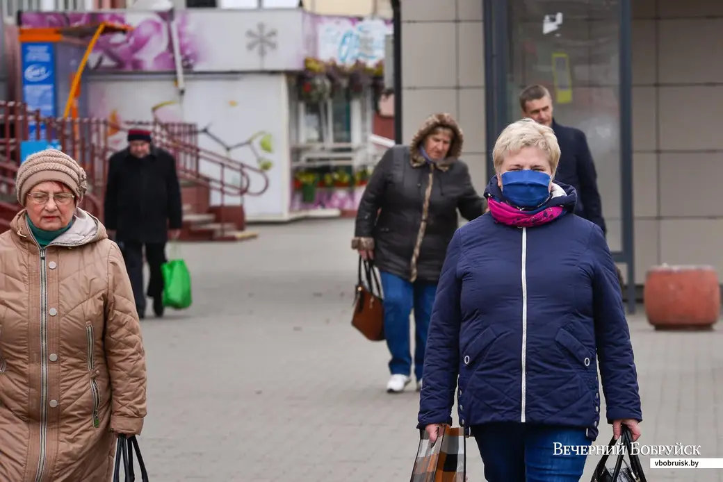 01.04.2020. Люди надевают защитные маски на улицах города