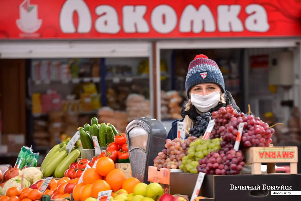 01.04.2020. На рынке многие продавцы надели маски.