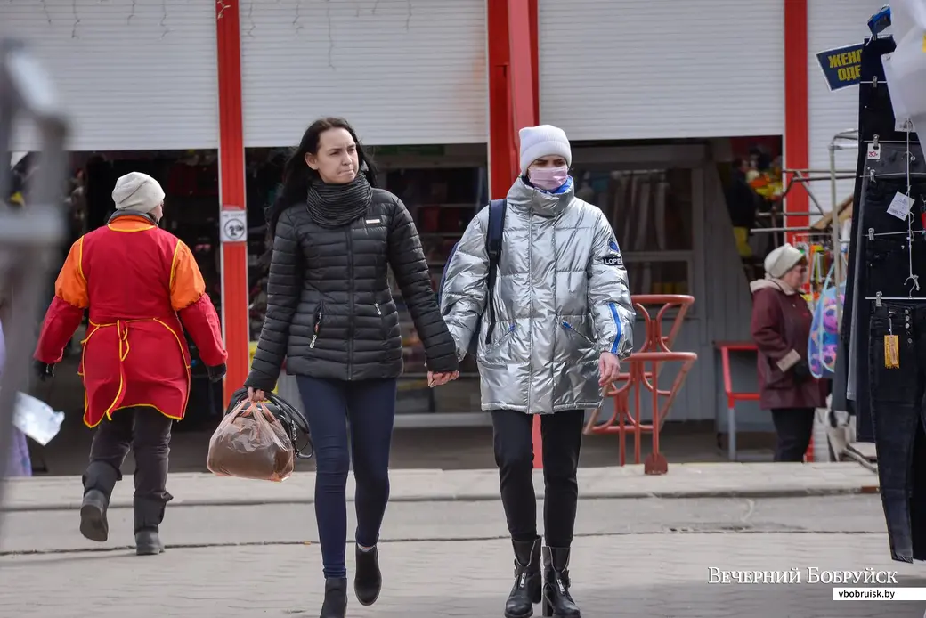 01.04.2020. Люди надевают защитные маски на улицах города