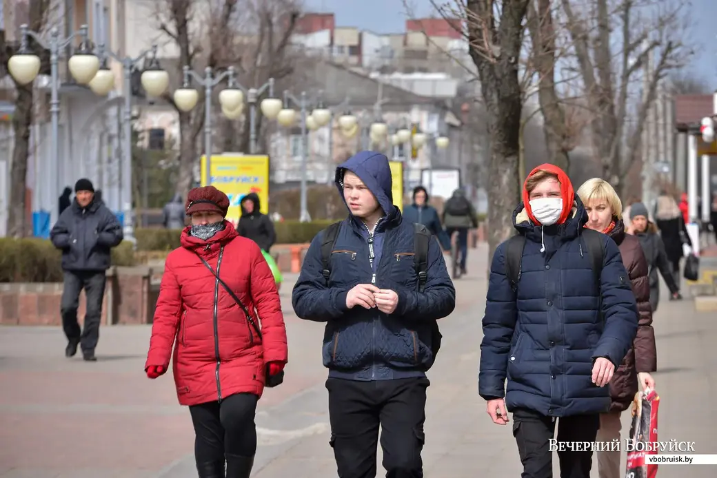 01.04.2020. Люди надевают защитные маски на улицах города
