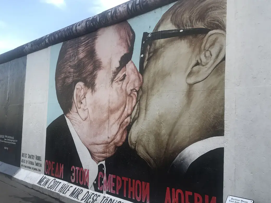 Граффити на стене в Берлине. Фото из архива героя.