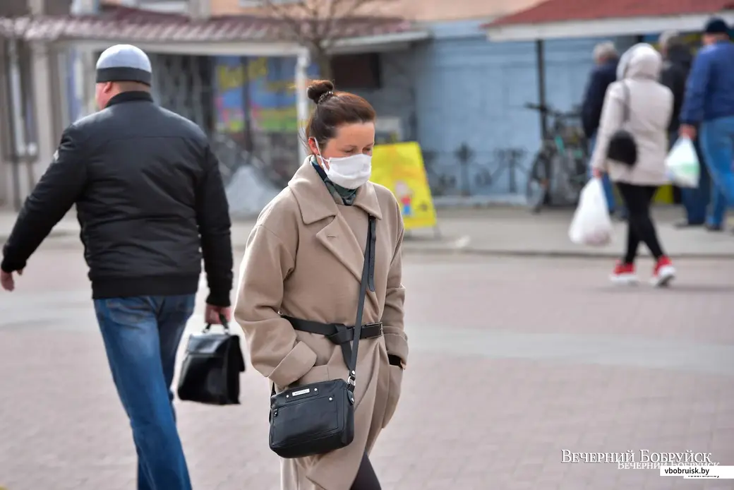 01.04.2020. Люди надевают защитные маски на улицах города