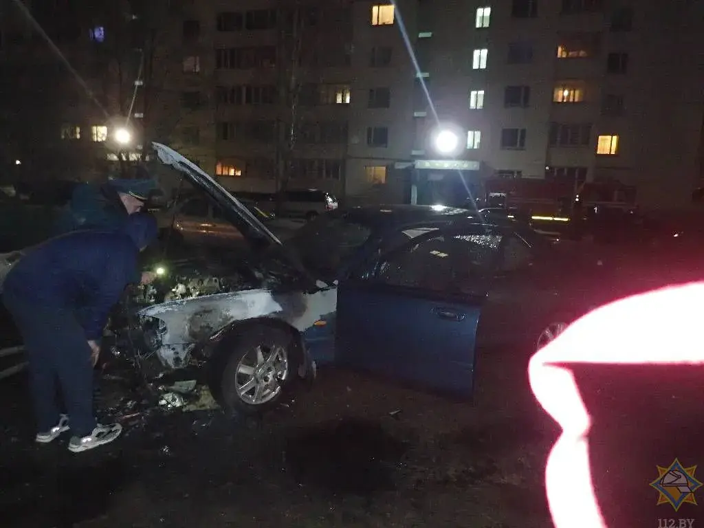 3.04.2020. В Бобруйске горел автомобиль– уничтожен моторный отсек.