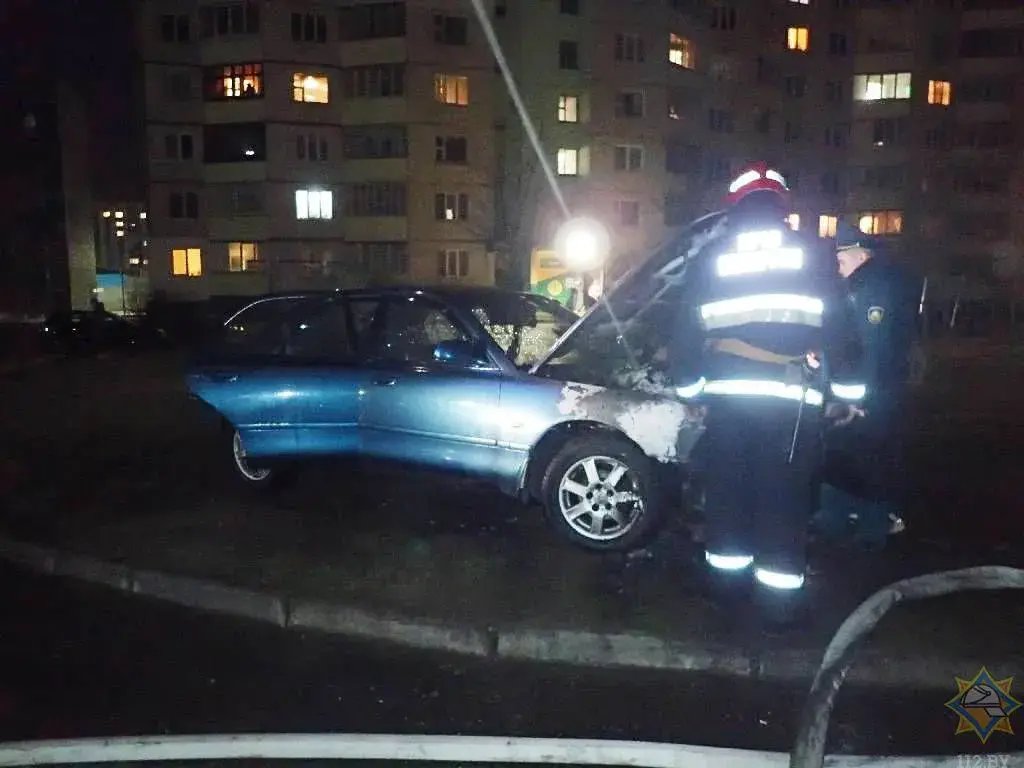 3.04.2020. В Бобруйске горел автомобиль– уничтожен моторный отсек.