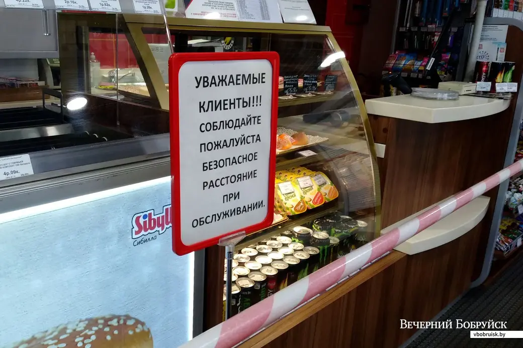 За барьер не заходить. Заправка «Лукойл» в Бобруйске 5.04.2020. Фото Артёма Лукьяновича