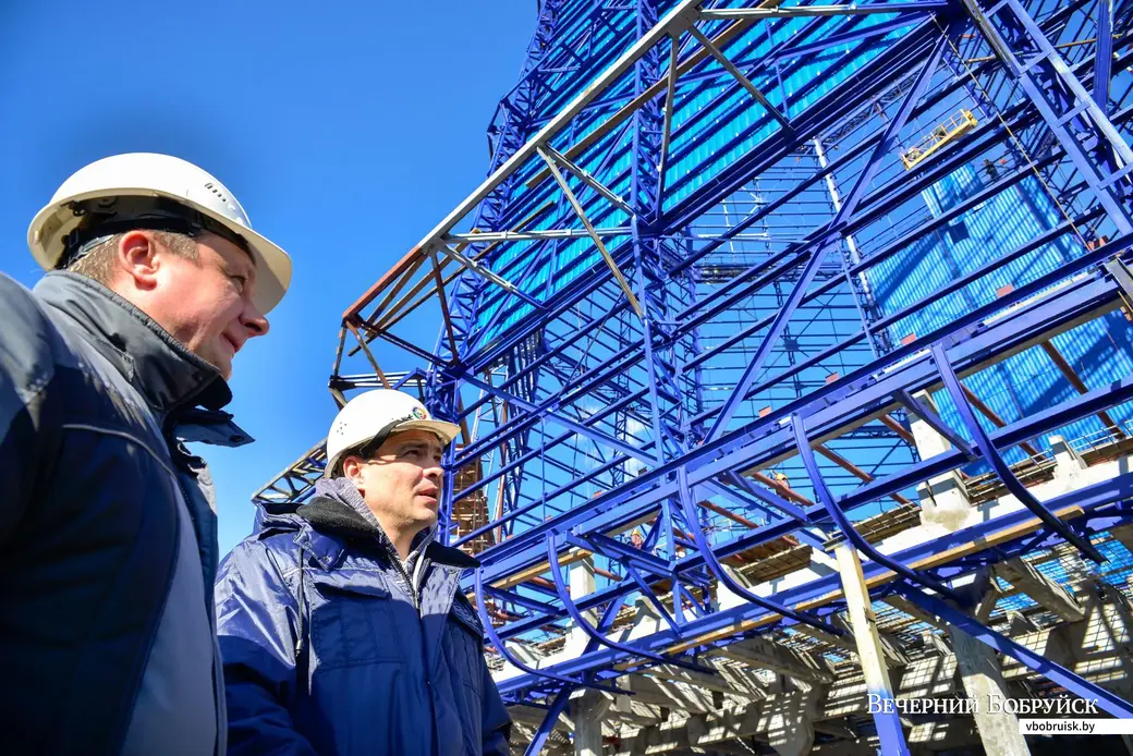 25.03.2020. Реконструкция градирни ТЭЦ-2. Начальник УКС ТЭЦ-2 Сергей Карабанов и начальник Бобруйского участка ОАО «Белспецэнерго» Руслан Дереповский