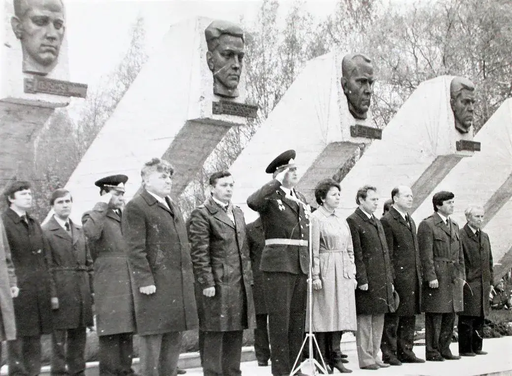 Руководство района на Кургане славы в Сычково.