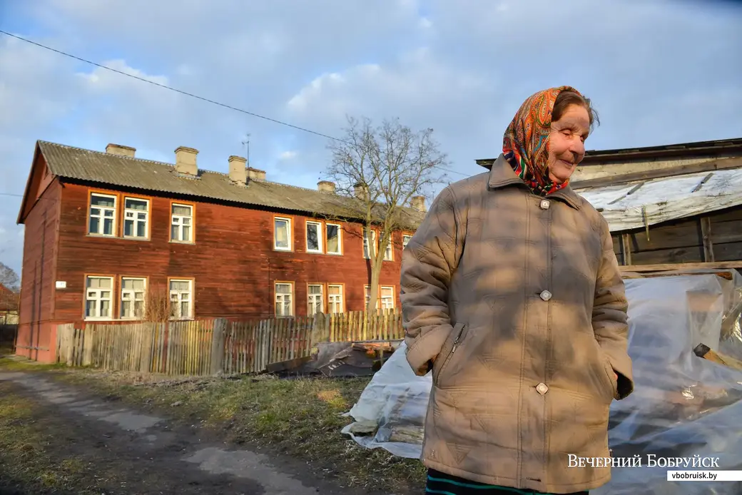 28.02.2020. Жизнь в бараке. Как устраивают быт жильцы дома №2Б по улице Циолковского. Валентина Игнатьевна Фурс в свои годы вынуждена жить в квартире без водоснабжения и