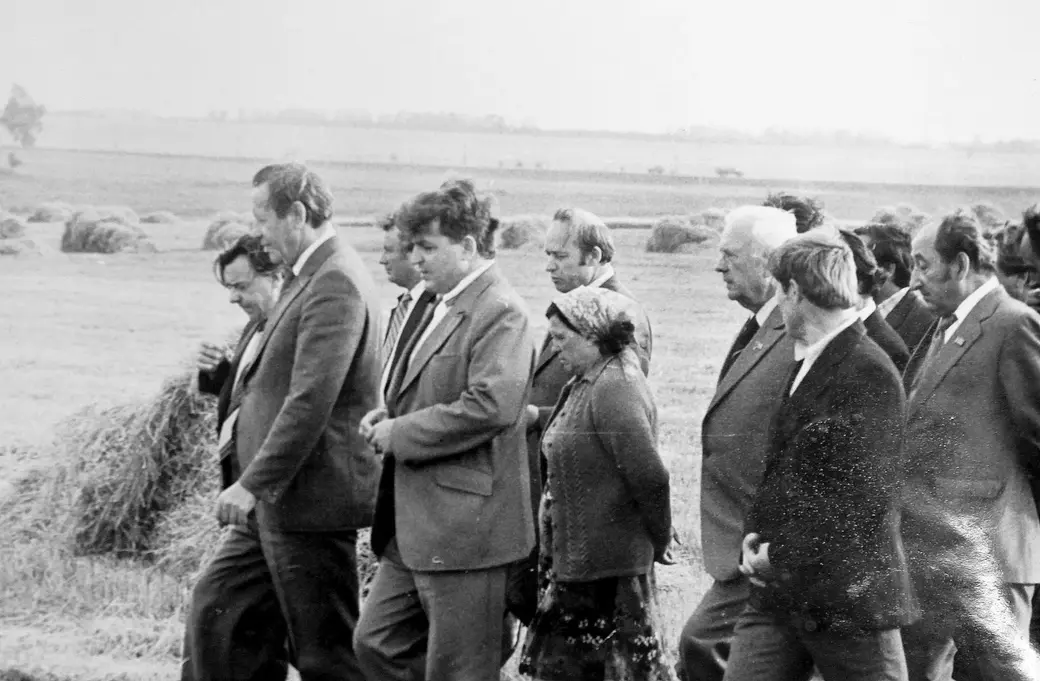 Петр Машеров (впереди) во время посещений Бобруйщины в 1980 году. Рядом справа – первый секретарь Бобруйского райкома КПБ Михаил Пальчик.
