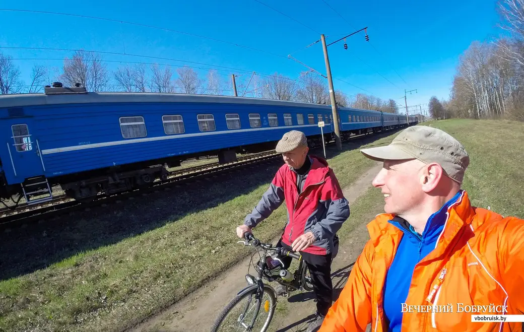 Во многих местах наш путь пролегал параллельно железной дороге