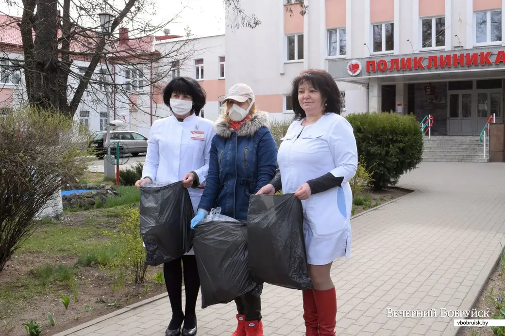 14.04.2020. Старшая медсестра Татьяна Акулова, волонтёр Алёна Арсентьева и главная медсестра Инна Дрозд с защитными экранами для бобруйской поликлиники №3