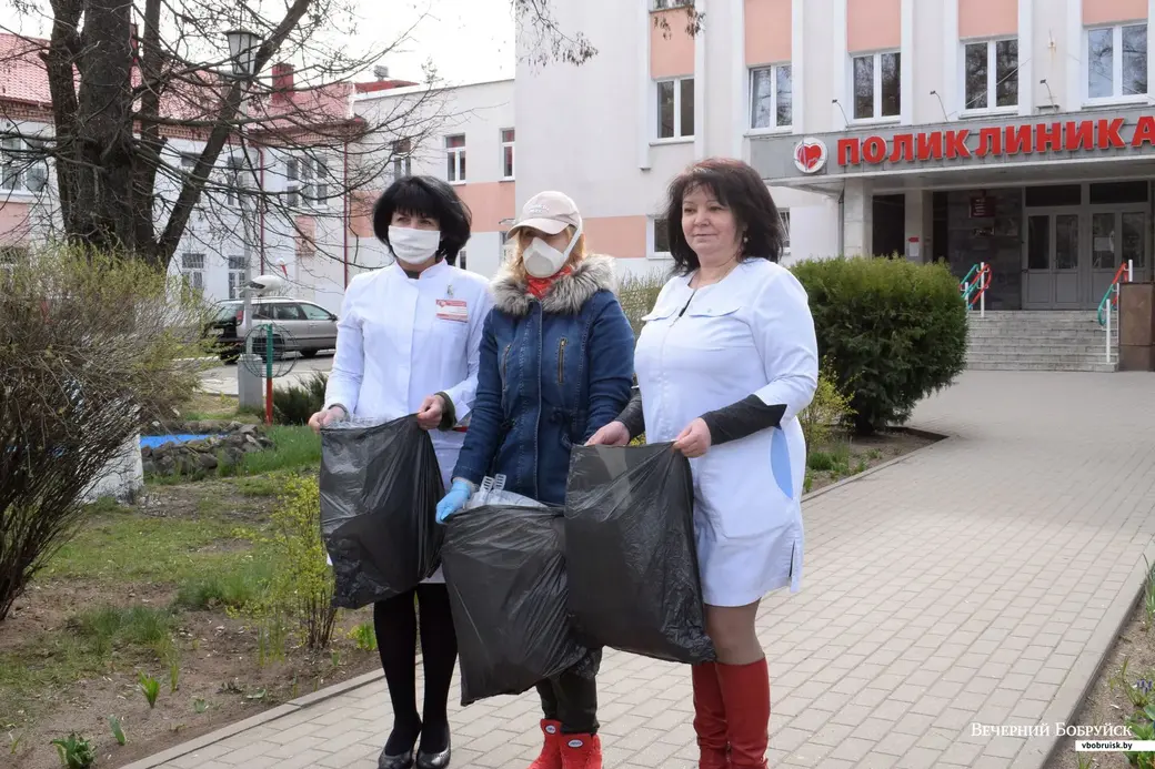 14.04.2020. Старшая медсестра Татьяна Акулова, волонтёр Алёна Арсентьева и главная медсестра Инна Дрозд с защитными экранами для бобруйской поликлиники №3