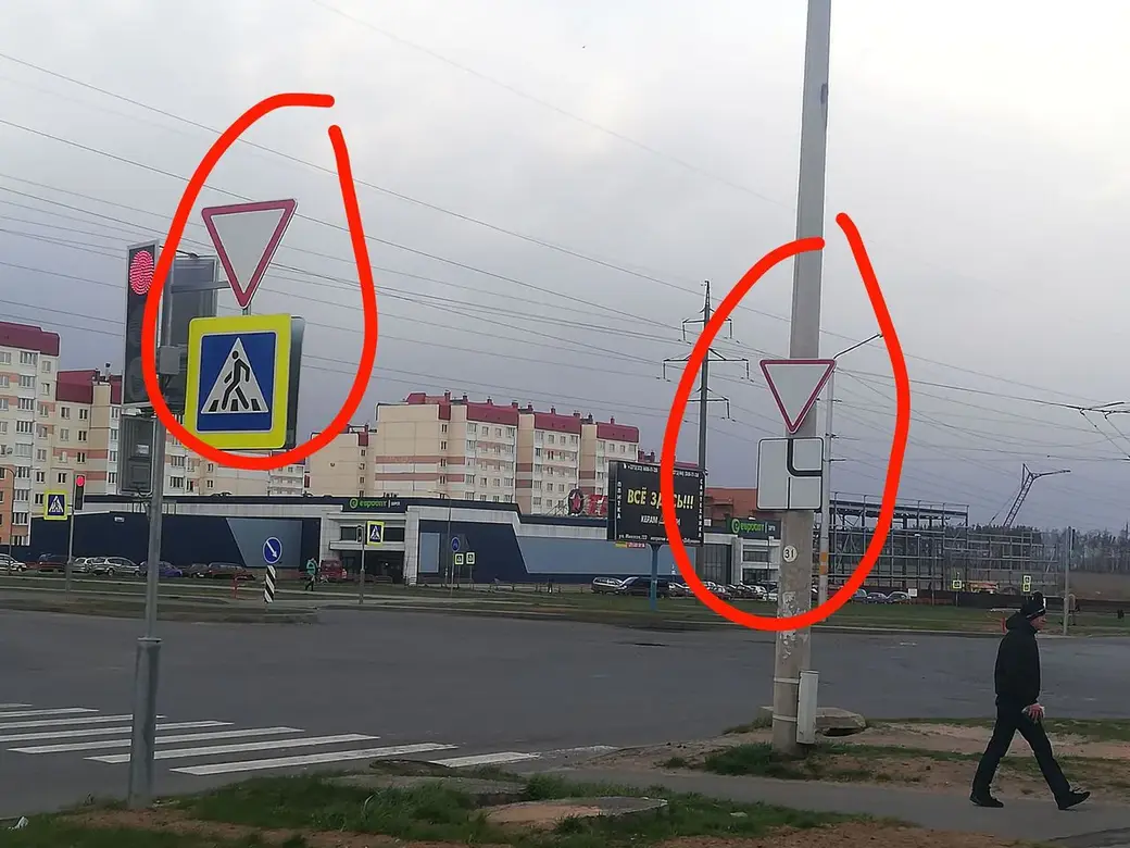 17.04.2020, Бобруйск. Два разных знака на перекрестке ул. Сикорского и проспекта Строителей