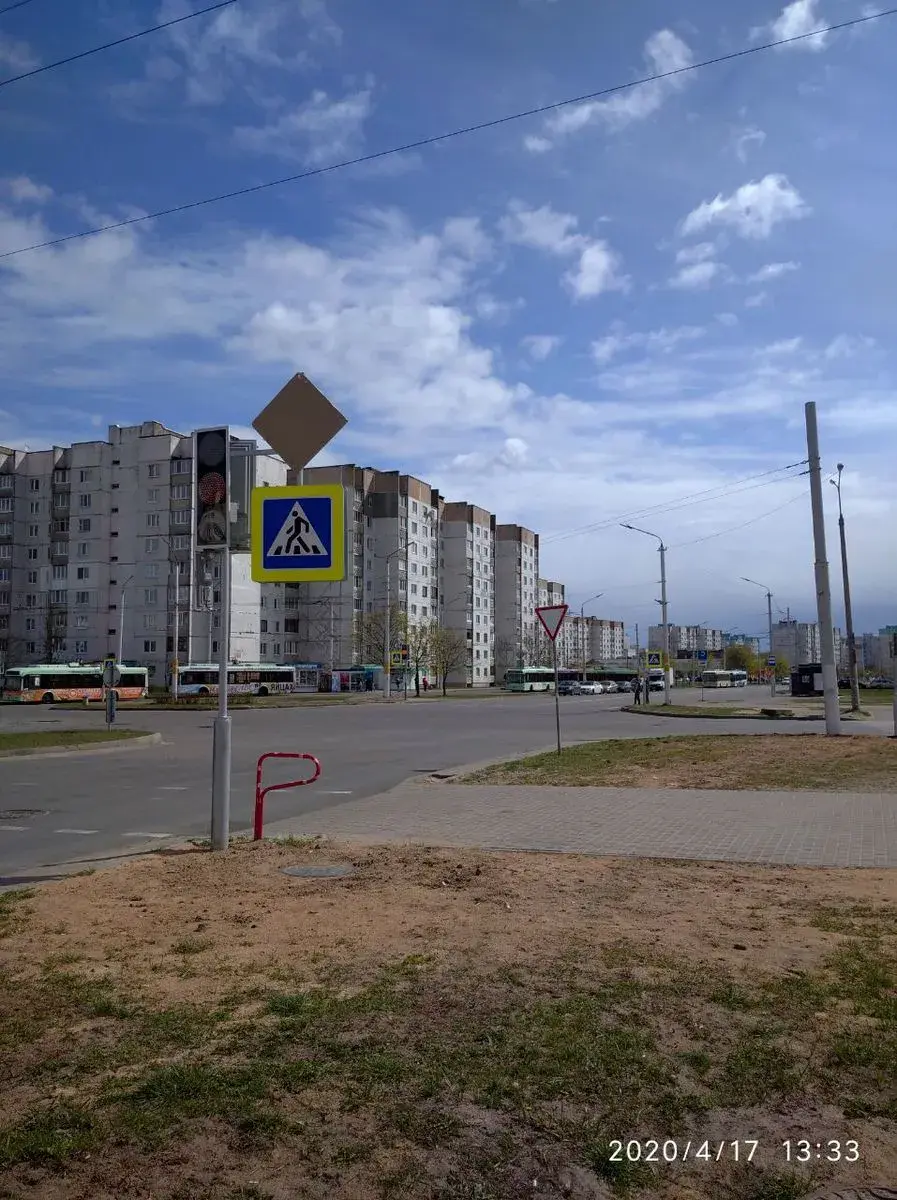 17.04.2020, Бобруйск. Два разных знака на перекрестке проспекта Строителей и ул. Сикорского