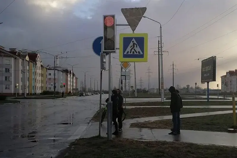 17.04.2020, Бобруйск. Два разных знака на перекрестке ул. Сикорского и проспекта Строителей