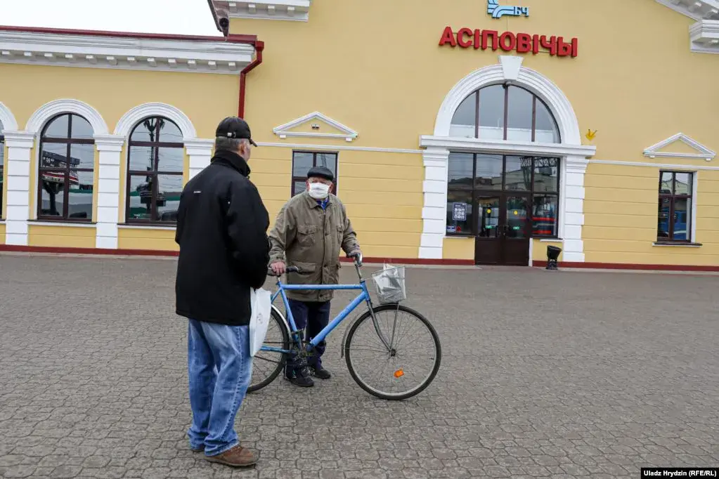 Ля чыгуначнага вакзалу ў Асіповічах.