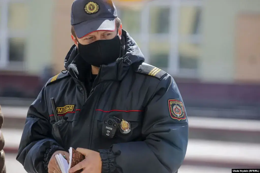 Міліцыянт у масцы.