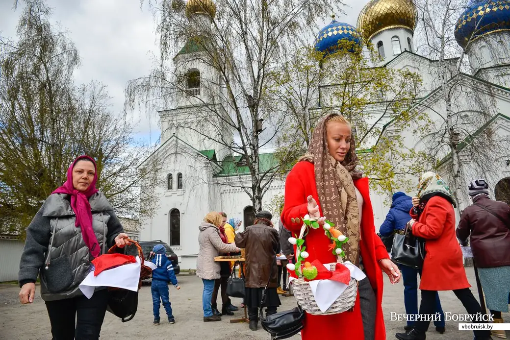 18.04.2020. Освящение пасхальных куличей и снеди у стен кафедрального Свято-Никольского собора Бобруйска