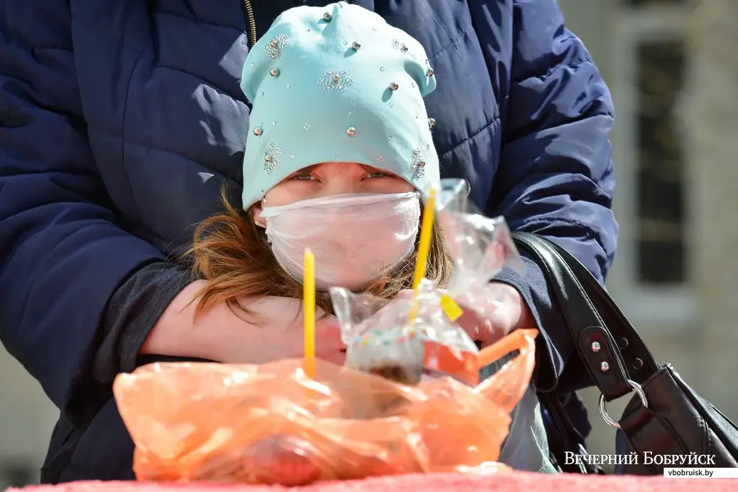 18.04.2020. Освящение пасхальных куличей и снеди у стен кафедрального Свято-Никольского собора Бобруйска