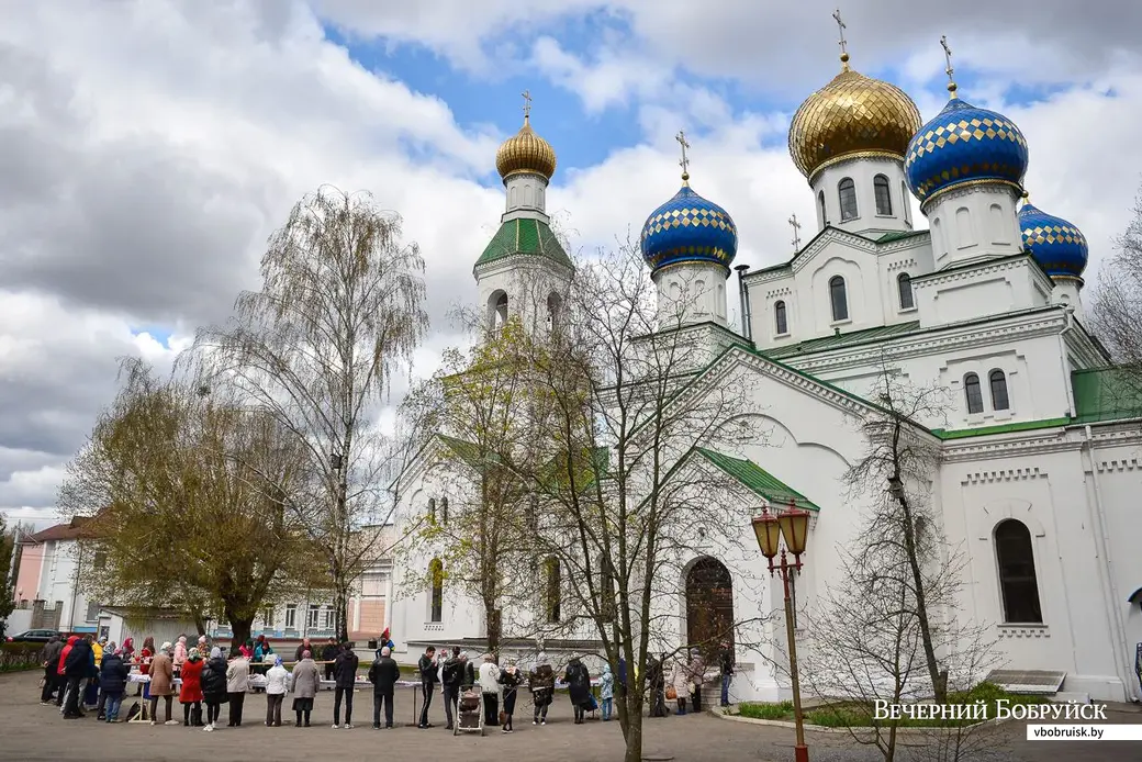18.04.2020. Освящение пасхальных куличей и снеди у стен кафедрального Свято-Никольского собора Бобруйска
