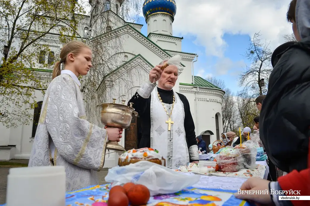 18.04.2020. Освящение пасхальных куличей и снеди у стен кафедрального Свято-Никольского собора Бобруйска. Иерей Алексей Болотов,
клирик Никольского кафедрального собора