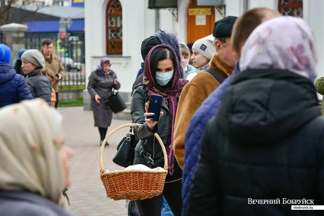 18.04.2020. Освящение пасхальных куличей и снеди в Свято-Георгиевской церкви Бобруйска